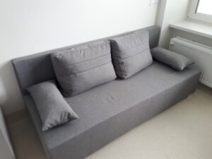 szara sofa